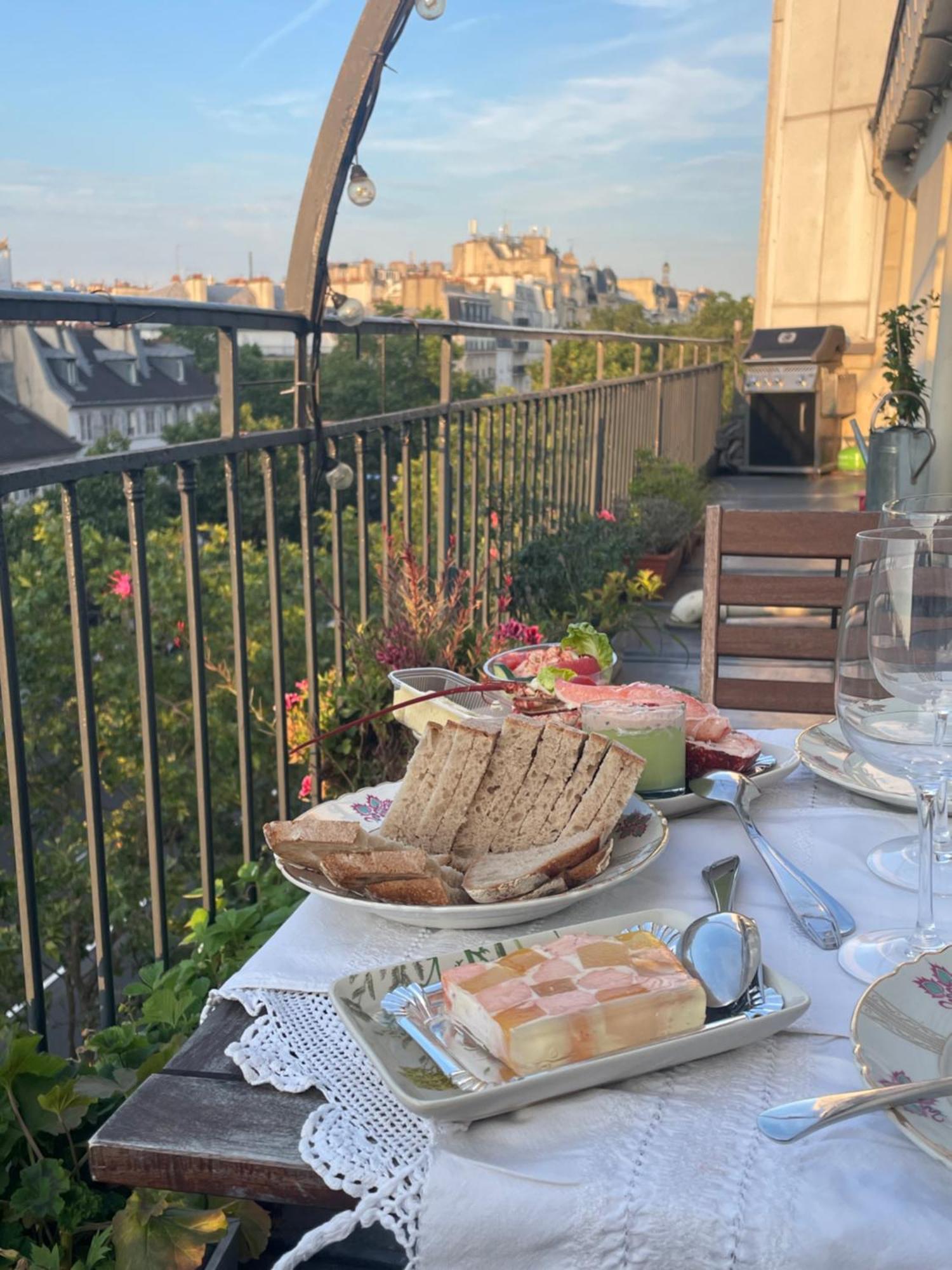 Grand Familial Parisien, Avec Balcon Et Parking Appartement *