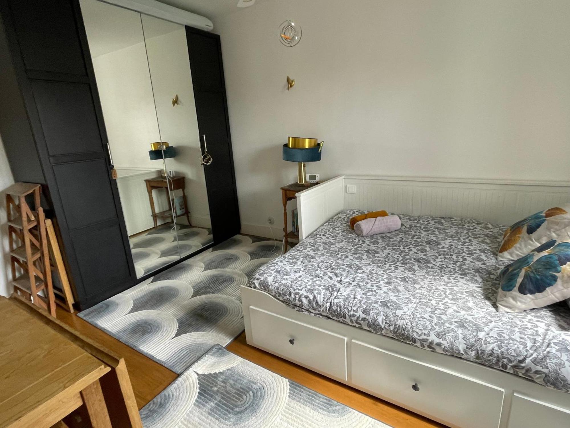 Grand Familial Parisien, Avec Balcon Et Parking *